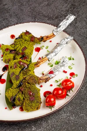 Корейка ягнёнка с фисташковой корочкой